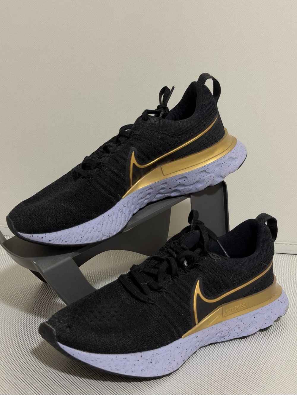 Nike Black and Gold Running Shoes - Lightweight Performance